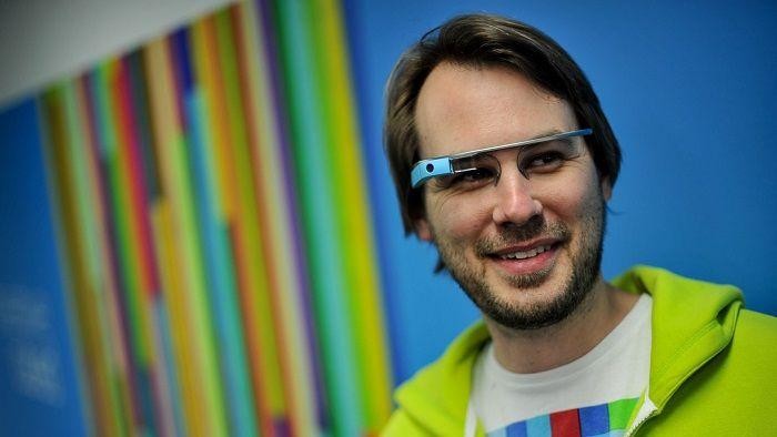 Peter Gould mencoba konsep membaca Alquran dengan menggunakan Google Glass. Supplied: Peter Gould