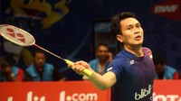 Mohammad Ahsan berusaha mengembalikan shuttlecock saat melawan Or Chin Chung/Tang Chun Man.