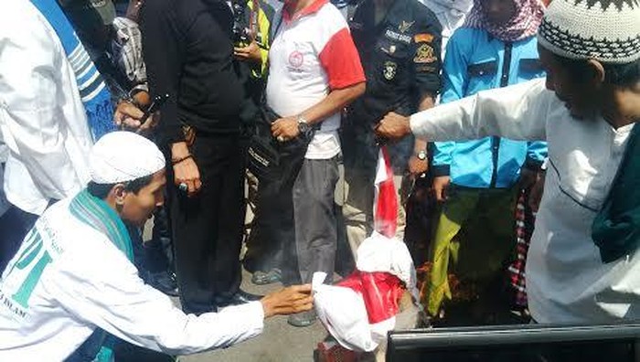Hari Lahir Pancasila, Front Pancasila Jatim Bakar Bendera PKI