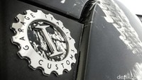 Namun bisa dipastikan modifikasi ini masih hanya mengubah bagian ekteriornya saja. Dan masih tetap mempertahankan desain originalnya, dengan menggunakan sasis bahan material karbon fiber monocoque, pelek 17 inci yang dibungkus ban Pirelli P Zero AR. Foto: Motor1