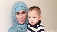 Rafathar digendong oleh sang nenek, Amy Qanita, ibunda Raffi Ahmad. Pool/Gus Mun/detikFoto.