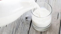 Pada malam hari baik untuk mengonsumsi susu untuk menenangkan tubuh dan membantu tidur nyenyak. Sedangkan susu yang dikonsumsi pada pagi hari bisa mengganggu sistem pecernaan dan menyebabkan kembung jika tidak diikuti dengan aktivitas fisik. Foto: Thinkstock