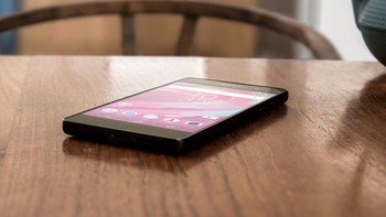 Ruang penyimpanan internalnya 16 GB. Bila terasa kurang, terdapat slot MicroSD untuk menambah kapasitas penyimpanannya. Foto: sony mobile