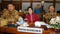 Menteri Kesehatan Nila Moeloek bersama jajarannya menghadiri rapat kerja dengan Komisi IX di Nusantara I Komplek Parlemen, Senayan, Jakarta, Rabu (1/6/2016).