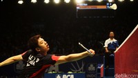 Lee Yong Dae berusaha mengembalikan shuttlecock saat melawan Angga/Ricky.