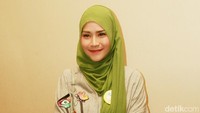 Pada kesempatan itu, Zaskia tampil stylish dibalut hijab hijau, kemeja dress panjang abu-abu dipadu celana bermotif warna-warni, heels kuning, dan tas berwarna senada dengan busana dan sepatunya. Pool/Gus Mun/detikFoto.