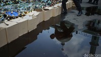 Banjir miras pun terjadi halaman Polres Jakarta Selatan.