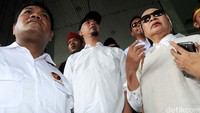Alasannya karena ada peraturan yang menyatakan aksi demonstrasi di Gedung KPK, harus dilakukan di gedung baru yang berjarak sekitar 100 meter dari gedung lama. Ratna pun protes karena tak diperbolehkan demo di gedung lama.