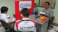 Selain uji keterampilan memperbaiki motor, para siswa SMK ini dites di meja mengenai berbagai pengetahuan soal mesin motor. Fungsi-fungsi komponen serta berbagai hal lainnya. Foto: Dadan Kuswaraharja