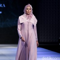 La perle by Irna Mutiara Simplicity Stone Muslim Fashion Festival 2016 at Plaza Selatan. Istora Senayan. Jakarta. [Foto: MOhammad Abduh/Wolipop]