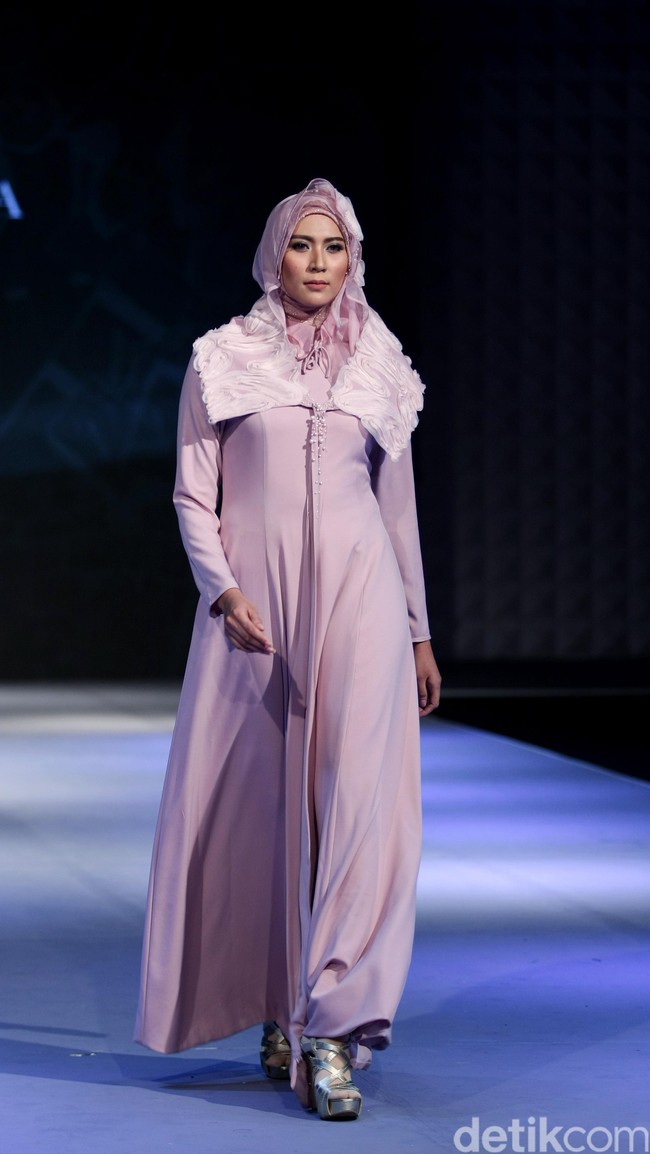 La perle by Irna Mutiara Simplicity Stone Muslim Fashion Festival 2016 at Plaza Selatan. Istora Senayan. Jakarta. [Foto: MOhammad Abduh/Wolipop]