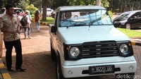 Mobil yang diberi nama Mobil Desa itu terlihat gagah dengan body besar dan warna putihnya. Dengan mesin 1.000 cc, mobil bertipe pick up itu diklaim dapat menghasilkan tenaga yang lebih kuat dari pick up lain di kelasnya. Ketangguhannya pun dijajal di halaman auditorium Unnes. Foto: Angling Adhitya Purbaya