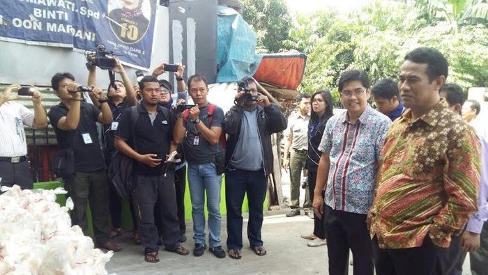 Mentan Blusukan Cek Harga Ayam di Pasar Cengkareng