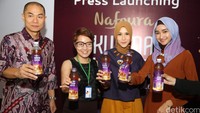 (kiri-kanan) Direktur Nafoura Kurma Water Deny Liaw, dr Lala Fadilla, Zaskia Adya Mecca dan Bella Almira menunjukan minuman  Kurma Water tersebut.