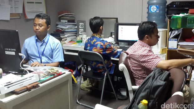 Anggota DPR dari Fraksi PKB Daniel Johan berbagi dengan 5 stafnya dalam satu ruangan