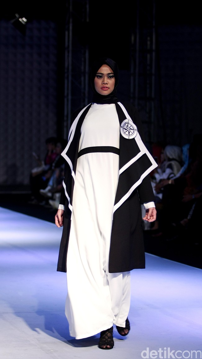 Hannie Hananto Nautical Symetrical Muslim Fashion Festival 2016 at Plaza Selatan. Istora Senayan. Jakarta. [Foto: Mohammad Abduh/Wolipop]