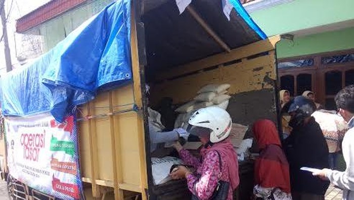 Operasi Pasar di Batu Diserbu Warga