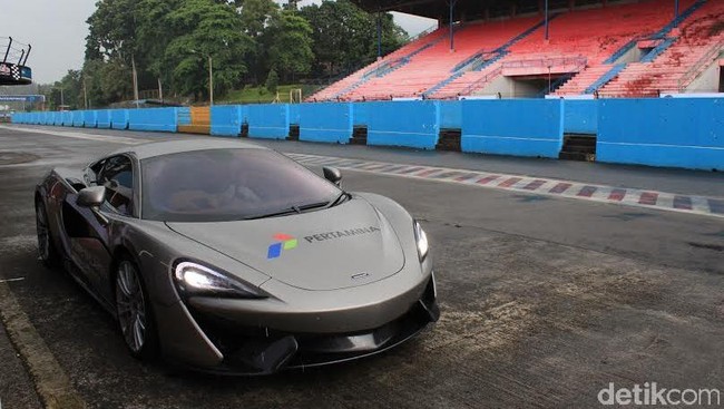 Menjajal Mobil Berteknologi F1 di Sentul Menjajal Mobil Berteknologi F1 di Sentul