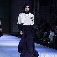 Hannie Hananto Nautical Symetrical Muslim Fashion Festival 2016 at Plaza Selatan. Istora Senayan. Jakarta. [Foto: Mohammad Abduh/Wolipop]