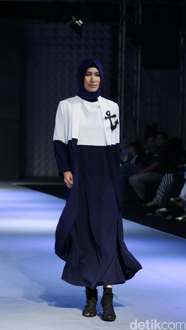 Hannie Hananto Nautical Symetrical Muslim Fashion Festival 2016 at Plaza Selatan. Istora Senayan. Jakarta. [Foto: Mohammad Abduh/Wolipop]