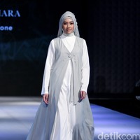La perle by Irna Mutiara Simplicity Stone Muslim Fashion Festival 2016 at Plaza Selatan. Istora Senayan. Jakarta. [Foto: MOhammad Abduh/Wolipop]