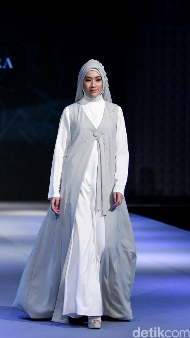 La perle by Irna Mutiara Simplicity Stone Muslim Fashion Festival 2016 at Plaza Selatan. Istora Senayan. Jakarta. [Foto: MOhammad Abduh/Wolipop]