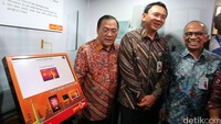 (Kiri ke kanan) Gubernur Bank Indonesia (BI) Agus Martowardojo, Gubernur DKI Jakarta Basuki Tjahaja Purnama, dan Direktur Bank DKI Krisna menghadiri peluncuran Kartu Jakarta One.
