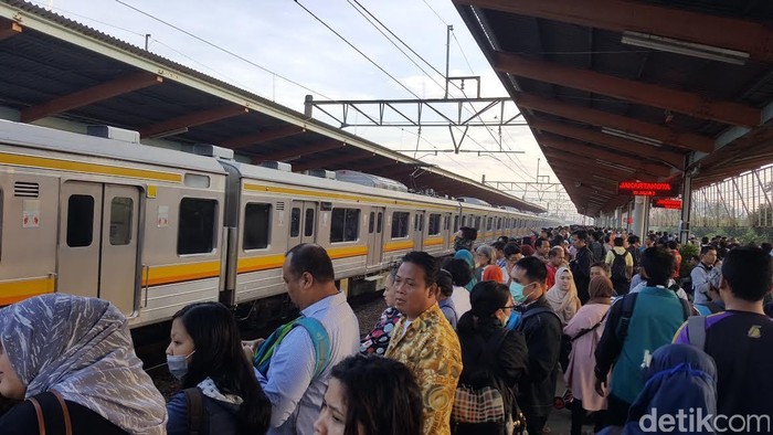 Gangguan Listrik di Duri-Tanah Abang, Calon Penumpang Commuter Line Menumpuk
