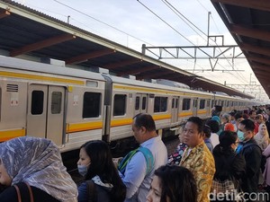 Gangguan Listrik di Duri-Tanah Abang, Calon Penumpang Commuter Line Menumpuk