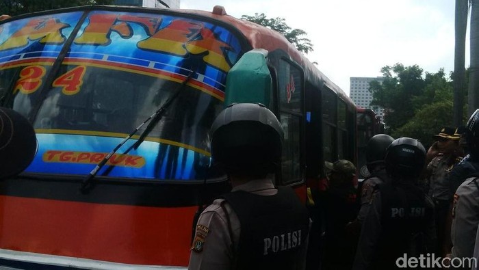 Polisi Bubarkan Massa yang Demo di Depan Gedung KPK Lama