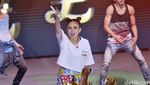 Gaya Agnez MO dengan Boots Hitam Selutut