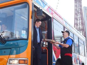 Nyam! Kini di Inggris Bisa Pesan Antar Dominos Pizza di Bus