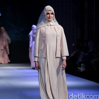 La perle by Irna Mutiara Simplicity Stone Muslim Fashion Festival 2016 at Plaza Selatan. Istora Senayan. Jakarta. [Foto: MOhammad Abduh/Wolipop]