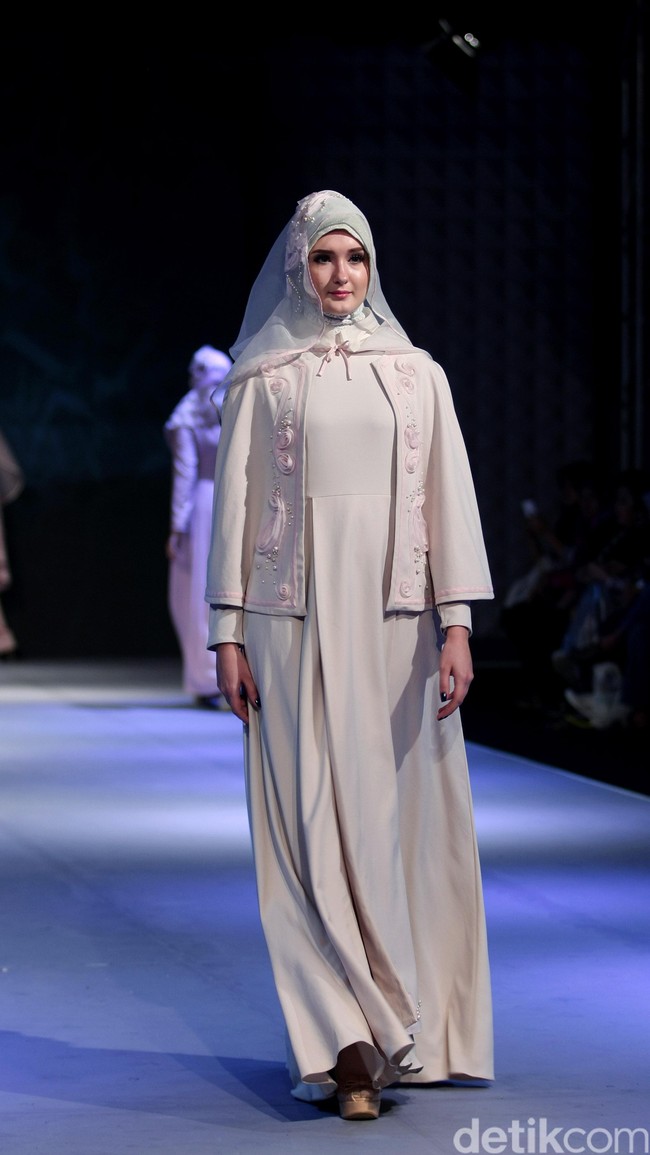 La perle by Irna Mutiara Simplicity Stone Muslim Fashion Festival 2016 at Plaza Selatan. Istora Senayan. Jakarta. [Foto: MOhammad Abduh/Wolipop]