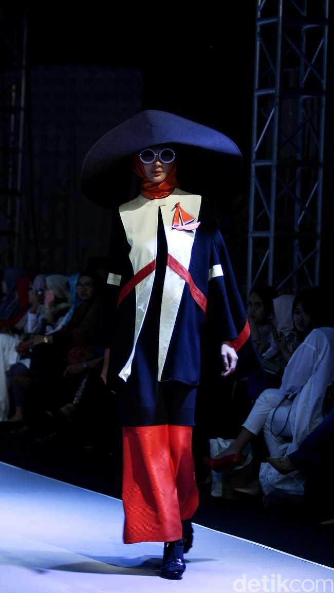 Hannie Hananto Nautical Symetrical Muslim Fashion Festival 2016 at Plaza Selatan. Istora Senayan. Jakarta. [Foto: Mohammad Abduh/Wolipop]