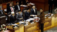 Paripurna dipimpin oleh Wakil Ketua DPR Taufik Kurniawan, ditemani oleh Ketua DPR Ade Komarudin, Wakil Ketua DPR Agus Hermanto, dan Wakil Ketua DPR Fadli Zon. Fahri Hamzah tak terlihat di meja pimpinan DPR.