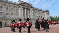 Proses upacara pergantian pasukan dimulai. Upacara ini diramaikan dengan marching band (Fitraya/detikTravel)