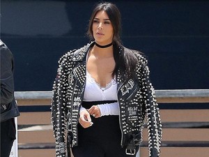 Kim Kardashian Buat Bicycle Pants Jadi Busana Sehari-hari, Yay or Nay?