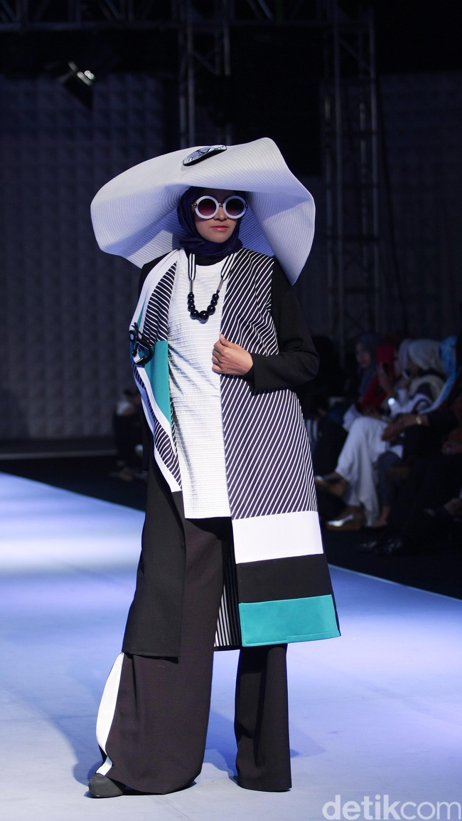 Hannie Hananto Nautical Symetrical Muslim Fashion Festival 2016 at Plaza Selatan. Istora Senayan. Jakarta. [Foto: Mohammad Abduh/Wolipop]