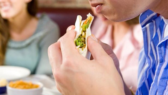 Perut Begah Saat Buka Puasa? Tenang, Itu Tandanya Tubuh Sedang Adaptasi