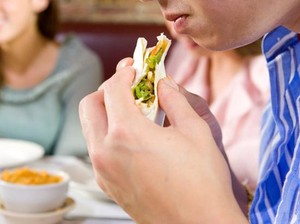 Perut Begah Saat Buka Puasa? Tenang, Itu Tandanya Tubuh Sedang Adaptasi