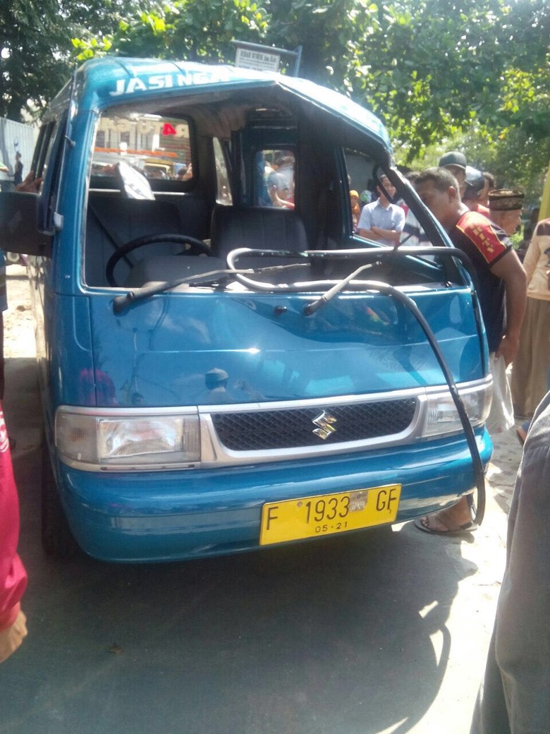 Angkot Sarat Penumpang Di Bogor Terbalik Setelah Tabrak Motor 3