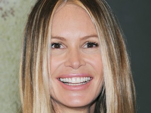 Elle MacPherson Cantik di Usia 50an Berkat Selfie & Sunblock