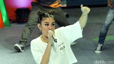Gaya Agnez MO dengan Boots Hitam Selutut