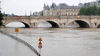 Air di Sungai Seine, Paris, meluap. REUTERS/Charles Platiau.