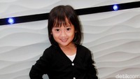 Euralia Cassidy (3), putri dari Rian dMasiv tampak centil berpose di depan kamera. Pool/Gus Mun/detikHOT