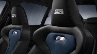Namun, jok itu hadir dengan warna yang unik untuk membedakannya dengan mobil edisi non-khusus. Ada juga emblem bertuliskan M3 30 Jahre di dasbornya.