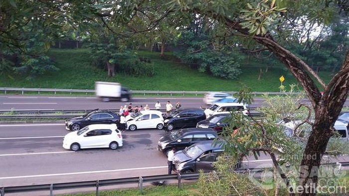 Tabrakan Beruntun 3 Mobil Terjadi di Tol Bintaro Arah Pondok Indah