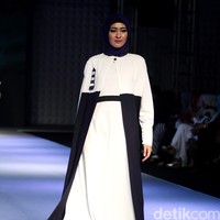 Hannie Hananto Nautical Symetrical Muslim Fashion Festival 2016 at Plaza Selatan. Istora Senayan. Jakarta. [Foto: Mohammad Abduh/Wolipop]
