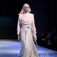 La perle by Irna Mutiara Simplicity Stone Muslim Fashion Festival 2016 at Plaza Selatan. Istora Senayan. Jakarta. [Foto: MOhammad Abduh/Wolipop]